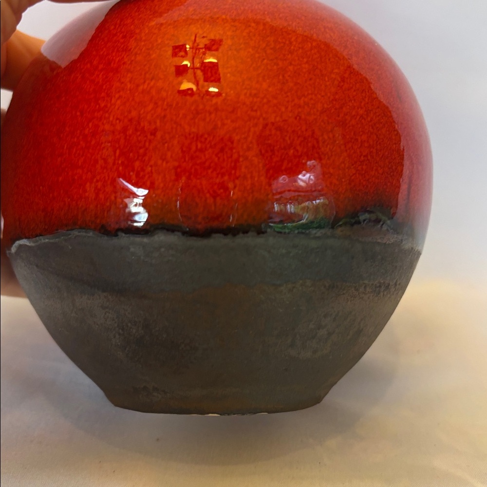 VINTAGE BEAUTIFUL CRATE & BARREL TWO TONE BUD VASE VIBRANT RED & BRONZE SPHERE - Picture 3 of 9